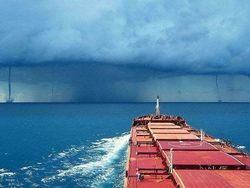 Foto Ini Bikin Terkesima Tapi Menakutkan Bagi Fobia Perairan Luas & Dalam