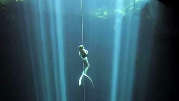 Berani freediving di sini? Foto: via Bored Panda