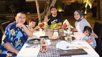Gary Iskak bersama istri dan keluarga lainnya pernah berlibur di Bali. Ini momen mereka saat makan bersama di sebuah restoran bernuansa Bali yang kental. Foto: Instagram @iskak_gary