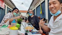 Gary bersama teman-temannya tampak menikmati mie ayam. Semangkuk mie ayam itu disajikan bersama pangsit goreng. Foto: Instagram @iskak_gary