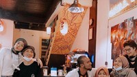 Momen kebersamaan Gary dengan keluarga lainnya juga pernah dipamerkan saat nongkrong di kafe. Mereka menikmati minuman yang enak. Foto: Instagram @iskak_gary