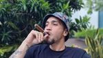Gary Iskak Saat Nongkrong di Kafe dan Jajan Kaki Lima