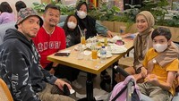 Momen kebersamaan Gary dan keluarga juga kerap diunggah. Begini akrabnya Gary saat menikmati makanan di restoran. Foto: Instagram @iskak_gary