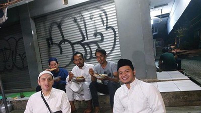 Gary Iskak Saat Nongkrong di Kafe dan Jajan Kaki Lima