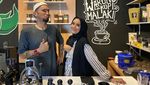 Gary Iskak Saat Nongkrong di Kafe dan Jajan Kaki Lima