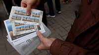 Mengutip Reuters, warga berdatangan ke kantor pos untuk membeli serangkaian prangko peringatan Pulau Ular, sebuah pulau di Laut Hitam yang menjadi simbol perlawanan terhadap dominasi Rusia.