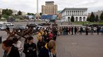 Gegara Prangko Ini, Warga Antre Panjang di Kantor Pos Kyiv, Ukraina