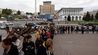 Antrean panjang warga yang hendak membeli prangko itu terlihat di depan kantor pos Kyiv, ibu kota Ukraina.