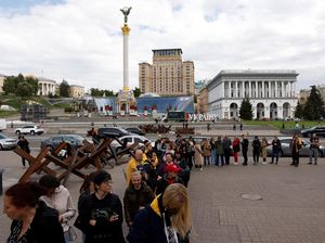 Gegara Prangko Ini, Warga Antre Panjang di Kantor Pos Kyiv, Ukraina