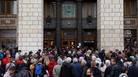 Begini ramainya halaman kantor pos di kawasan Kyiv, Ukraina, Senin (23/5/2022) waktu setempat. Warga berdatangan untuk membeli prangko khusus yang berkaitan dengan perang antara Rusia dan Ukraina.