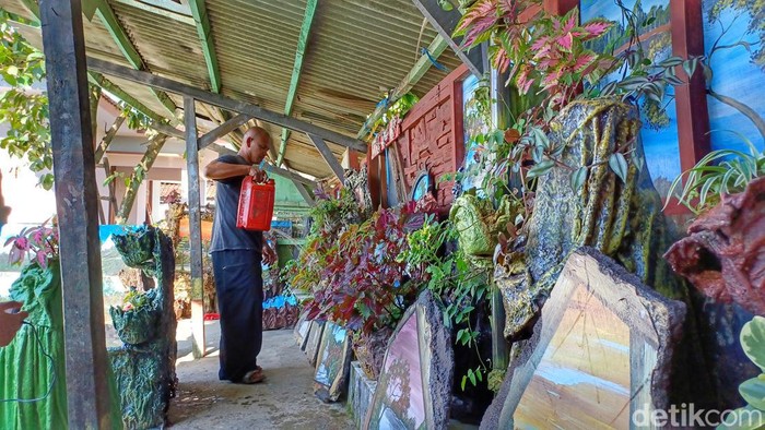 Gokil! Warga Rancaekek Olah Popok Bekas Jadi Karya Cantik Pria asal Rancaekek, Kabupaten Bandung, Pandi Mulyana (38) sampah bisa dijadikan sesuatu karya yang lebih indah. Sampah yang digunakannya berkarya adalah berbahan dasar diapers atau popok sekali pakai, Selasa, 24/5/2022