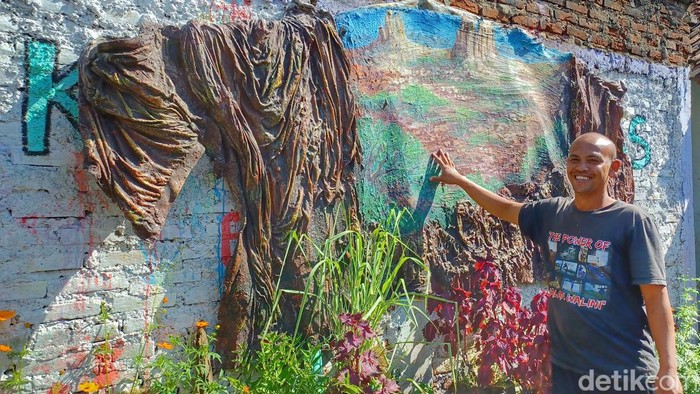 Gokil! Warga Rancaekek Olah Popok Bekas Jadi Karya Cantik Pria asal Rancaekek, Kabupaten Bandung, Pandi Mulyana (38) sampah bisa dijadikan sesuatu karya yang lebih indah. Sampah yang digunakannya berkarya adalah berbahan dasar diapers atau popok sekali pakai, Selasa, 24/5/2022