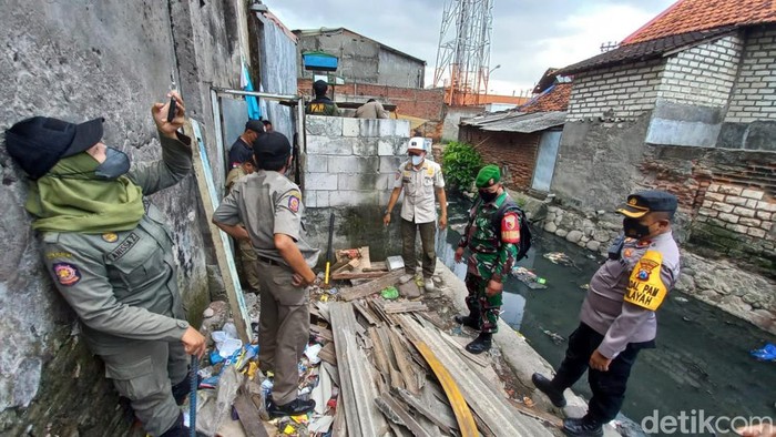 Gubuk sabu di Surabaya dirobohkan
