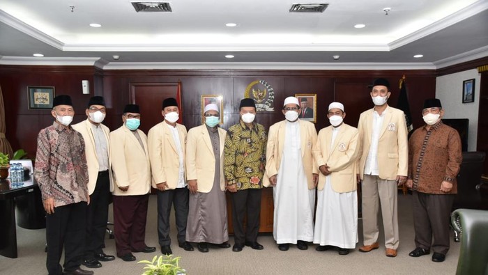 Hidayat Nur Wahid menerima kunjungan forum ulama dan habaib.