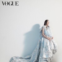 “Puffy dress yang aku kenakan hari ini adalah seragamku. Aku masih belum memakai baju hamil, tapi aku tidak mengatakan itu jelek, tapi aku tidak mau memakai pakaian yang hanya diperuntukkan bagi wanita hamil,” jelas Honey Lee. Foto: (Dok. Instagram @honey_lee32)