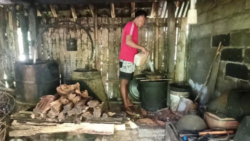I Komang Merta salah satu perajin arak tradisional yang ada di Kabupaten Karangasem.