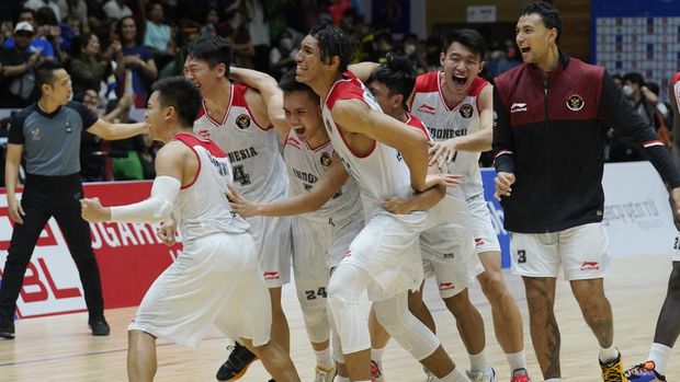 Sejumlah pebasket Indonesia berselebrasi usai mengalahkan Tim Filipina dalam laga final bola basket SEA Games 2021 Vietnam di Thanh Tri District Sporting Hall, Hanoi, Vietnam,Minggu (22/5/2022). Indonesia mengalahkan Filipina dengan skor 85-81 sehingga memastikan diri menjadi peraih medali emas dan sekaligus merupakan pertama dalam sejarah keikutsertaan Tim Basket Indonesia di SEA Games. ANTARA FOTO/Fauzi Saputra/app/wsj.