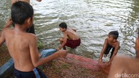 Mandi di sungai ini mereka lakukan karena udara yang cukup terik beberapa waktu kebelakang ini.