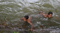 Anak-anak mengaku sangat senang berenang di sungai ini.