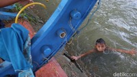Meskipun mereka bersenang-senang, ada bahaya yang mengancam soal dalamnya sungai Cisadane.