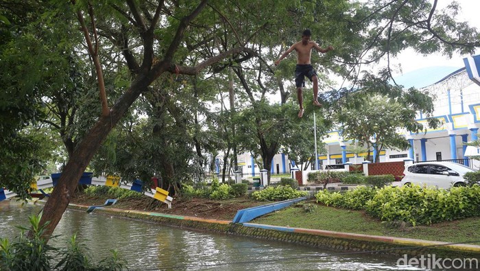 Ini Dia Waterboom Gratis Anak-anak di Sungai Cisadane Sejumlah anak-anak memanfatkan arus Sungai Cisadane di kawasan Stadion Benteng, Tangerang, Banten, untuk bermain dan berenang.
