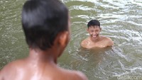 Sejumlah anak tengah bermain di anak sungai Cisadane di kawasan Stadion Benteng, Kota Tangerang, Banten, Selasa (24/5/2022).