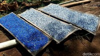 Uniknya kerajinan tersebut dibuat dari sampah plastik yang berada di sekitar Serangan, Denpasar, Bali.