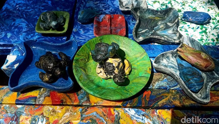 Sejumlah kerajinan akan dijadikan sebagai suvenir untuk delegasi KTT G-20 yang akan digelar di Bali. Uniknya, suvenir itu dibuat dari limbah plastik. Penasaran?