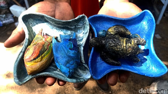 Intip Pembuatan Suvenir KTT G20 yang Diolah dari Limbah Plastik Sejumlah kerajinan akan dijadikan sebagai suvenir untuk delegasi KTT G-20 yang akan digelar di Bali. Uniknya, suvenir itu dibuat dari limbah plastik. Penasaran?