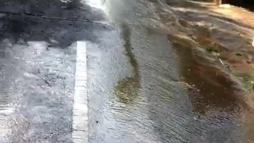 Jalanan di Ungasan, Badung, Bali, becek akibat pipa air PDAM bocor pada Selasa (24/5).