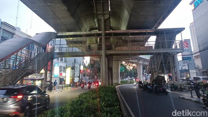 JPO Pasar Mayestik, Kebayoran Baru, Jakarta Selatan