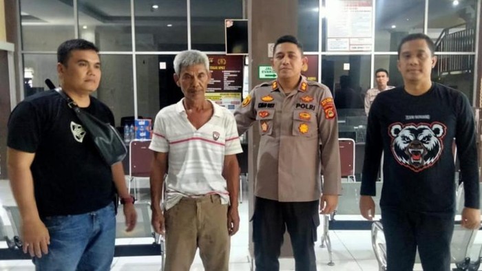 Jumari (kaos putih) usai ditangkap polisi.