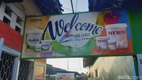 Kampung Lukis di Banyuwangi menjadi salah satu destinasi yang dapat kamu sambangi ketika wisata ke Kota Gandrung. Kampung ini terletak di tengah kota, tepatnya di Jalan Jenderal Sudirman, Panderejo. Foto: Putu Intan/detikcom
