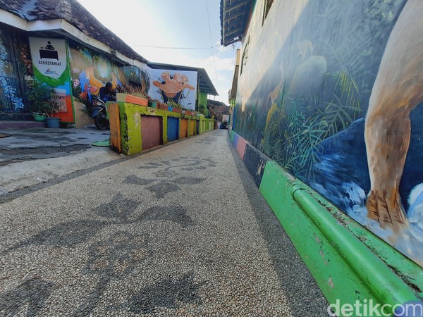 Kampung yang aslinya bernama Kampung Kaempuan itu bertransformasi menjadi Kampung Lukis sejak akhir 2016. Dulunya, kampung ini jauh dari kata indah, yang ada malah dikenal kumuh.Foto: Putu Intan/detikcom Kampung yang aslinya bernama Kampung Kaempuan itu bertransformasi menjadi Kampung Lukis sejak akhir 2016. Dulunya, kampung ini jauh dari kata indah, yang ada malah dikenal kumuh.Foto: Putu Intan/detikcom