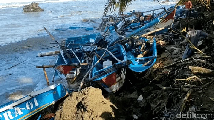 Kapal nelayan yang rusak di Sukabumi.