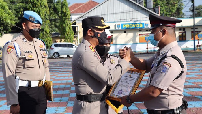 Kapolres Majalengka, AKBP Edwin Affandi memberikan penghargaan kepada Satpam Bank yang gagalkan aksi teror di Majalengka.