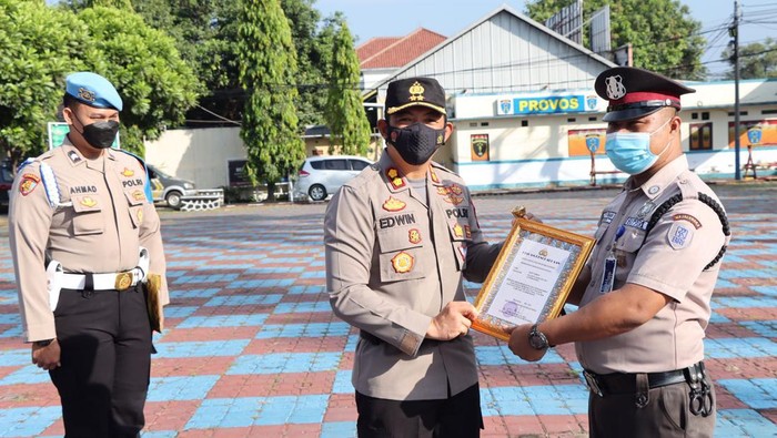 Kapolres Majalengka, AKBP Edwin Affandi memberikan penghargaan kepada Satpam Bank yang gagalkan aksi teror di Majalengka.