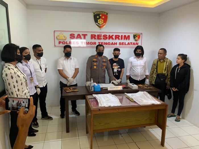 Kapolres TTS, AKBP I Gusti Putu Suka Arsa, S.IK menyerahkan sisa tulang berupa tengkorak, panggul dan gigi korban kasus pembunuhan, Yosina Selan kepada keluarga korban di Mapolres TTS, Selasa (24/5/2022).