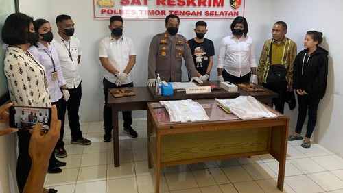 Kapolres TTS, AKBP I Gusti Putu Suka Arsa, S.IK menyerahkan sisa tulang berupa tengkorak, panggul dan gigi korban kasus pembunuhan, Yosina Selan kepada keluarga korban di Mapolres TTS, Selasa (24/5/2022).