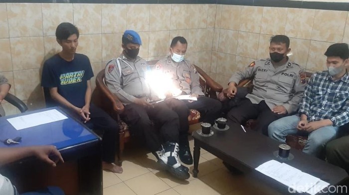 Kasus pria ditangkap warga lalu motornya dibakar disangka pencuri motor di Kota Pasuruan tidak terbukti hendak mencuri.