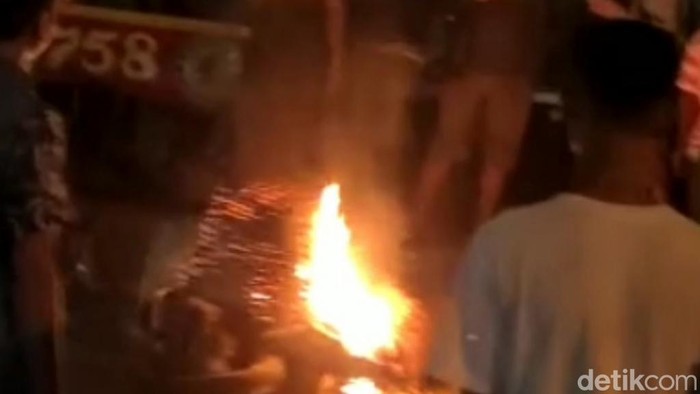 Kasus pria ditangkap warga lalu motornya dibakar disangka pencuri motor di Kota Pasuruan tidak terbukti hendak mencuri.