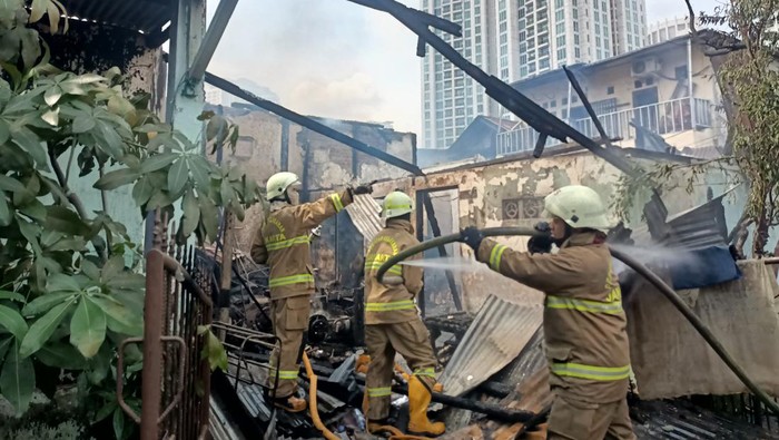 Kebakaran rumah di dekat Stasiun Kebayoran