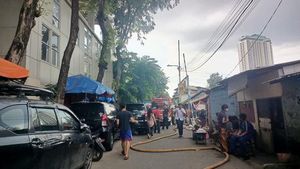Kebakaran Rumah di Dekat Stasiun Kebayoran, 27 Mobil Damkar Dikerahkan
