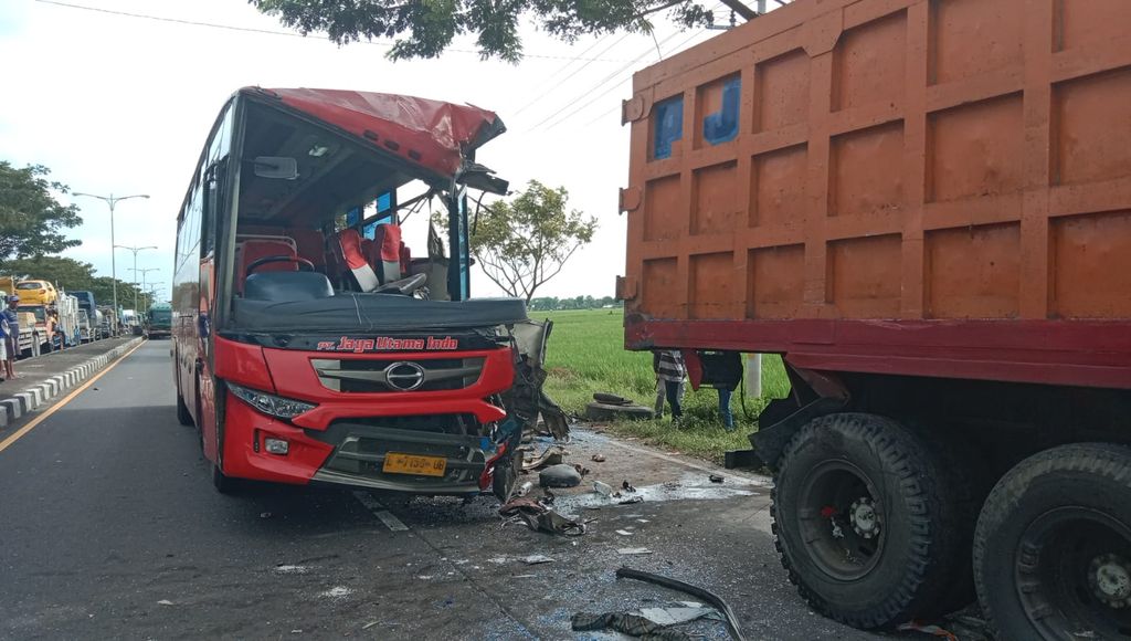 Kecelakaan bus dan truk di Lingkar Pati, Selasa (24/5/2022).