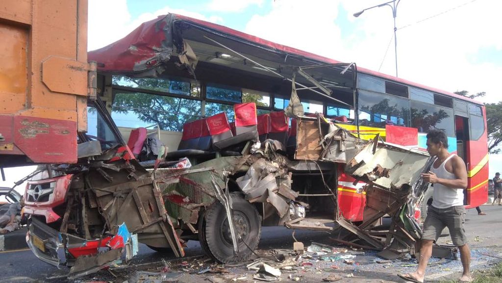 Bus Tabrak Truk di Pati, 11 Orang Terluka Dilarikan ke RS