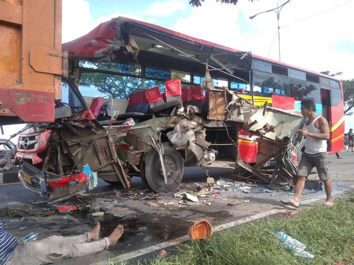 Kecelakaan bus dan truk di Lingkar Pati, Selasa (24/5/2022).