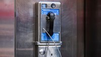 Seperti diketahui, puluhan dekade lalu telepon umum menjadi tujuan masyarakat yang hendak berkomunikasi jarak jauh. Antrean panjang warga yang ingin menggunakan telepon umum jadi pandangan sehari-hari saat telepon genggam belum hadir dan dikembangkan secanggih saat ini.