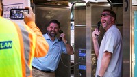 Tampak sejumlah pekerja berpose di telepon umum terakhir yang akan diangkut di Kota New York, AS.  