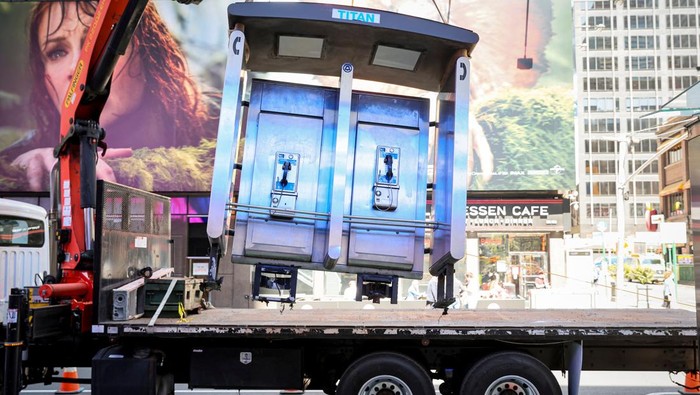 Telepon umum terakhir di Kota New York diangkut pada Senin (23/5). Telepon umum yang tak lagi beroperasi itu akan disimpan di Museum Kota New York.