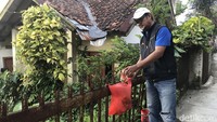 Asep menyebut ada sekitar 40 kantong kresek yang dipasang sepanjang Jalan Gang Pramuka. Dia berujar, sebelum menggunakan kantong plastik, pihaknya sudah lebih dulu menggunakan bahan lain seperti ember bekas cat namun hilang entah kemana.